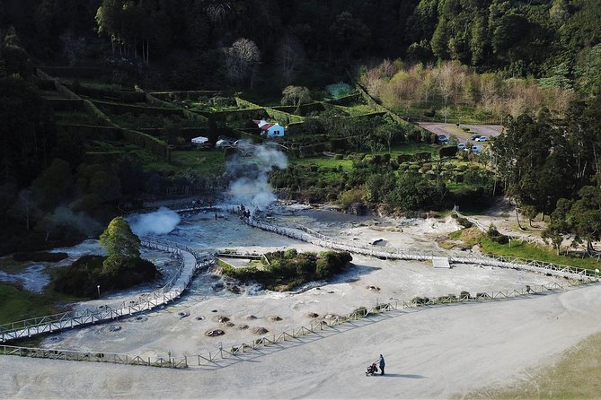 Adventure in the Furnas, with volcanoes, lagoons and tea plantations - Pico do Ferro gives you the picture-postcard view