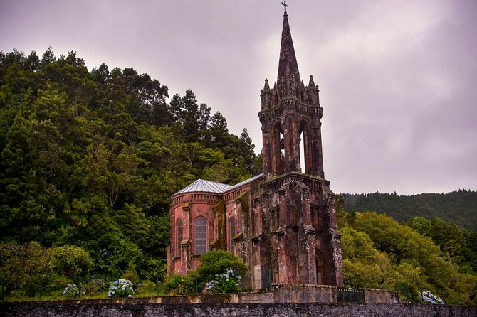 Adventure in the Furnas, with volcanoes, lagoons and tea plantations - Caldeira das Furnas: steam, lake water, and geothermal cooking