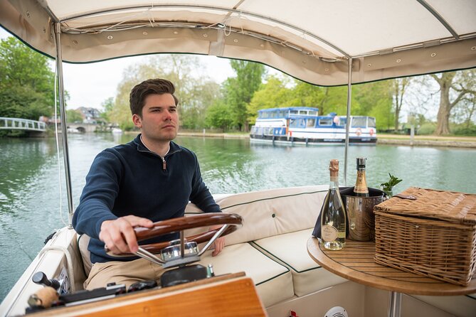 Afternoon Tea Sightseeing River Cruise in Oxford - The guides shape the experience
