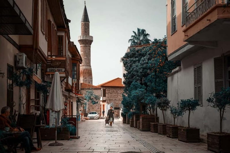 Antalya: Old Town Walking Tour with Turkish Tea and Baklava - The guides make the largest difference