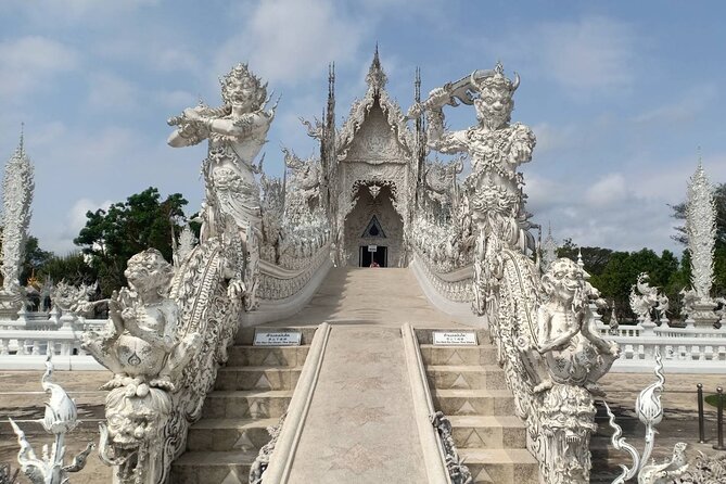 Best Places in Chiang Rai White, Blue, Big Buddha, Tea Plantation - The real shape of this Chiang Rai day trip