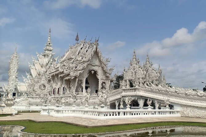 Best Places in Chiang Rai White, Blue, Big Buddha, Tea Plantation - The extra stops you need to clarify