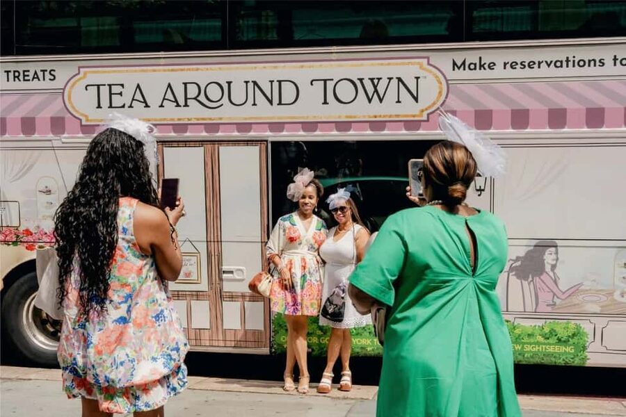 Chicago: Tea Around Town With Curated Teas & Iconic Sights - Live music changes the tone
