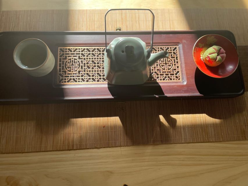 Chinese Tea ceremony in Beijing Hutong courtyard - Key points at a glance