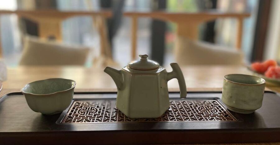Chinese Tea ceremony in Beijing Hutong courtyard - Learning the small gestures of Chinese tea culture
