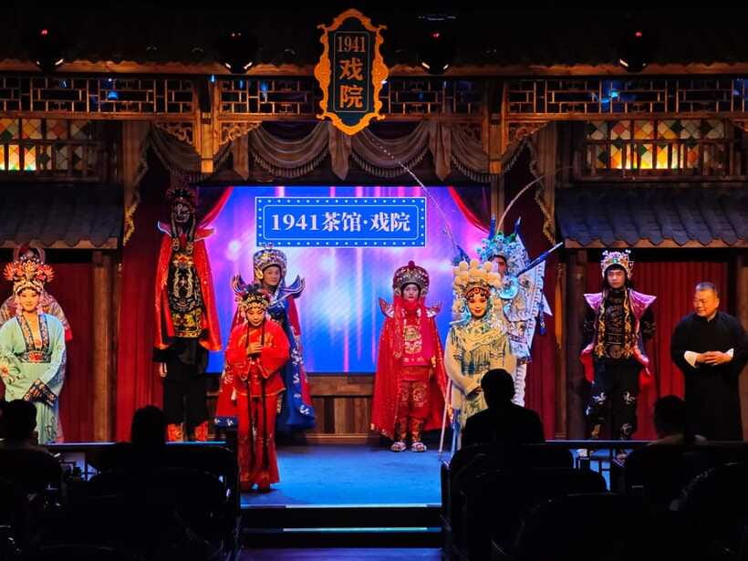 Chongqing 1941 theatre: Tea Art Performance with Folk Art - How to get the most from your seat