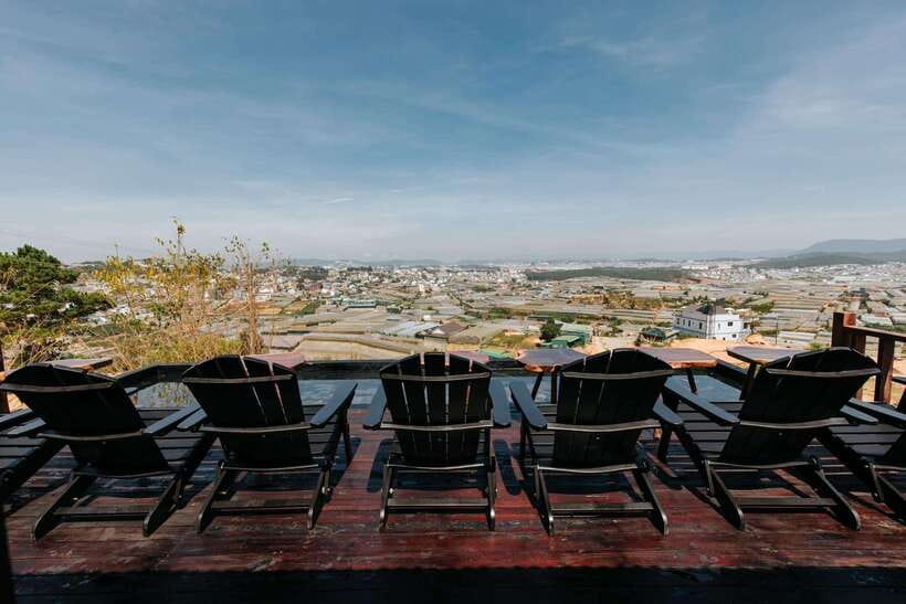 Da Lat: Sunrise Panorama, Green Tea Hill and Strawberry Farm - Picking strawberries at a high-tech farm