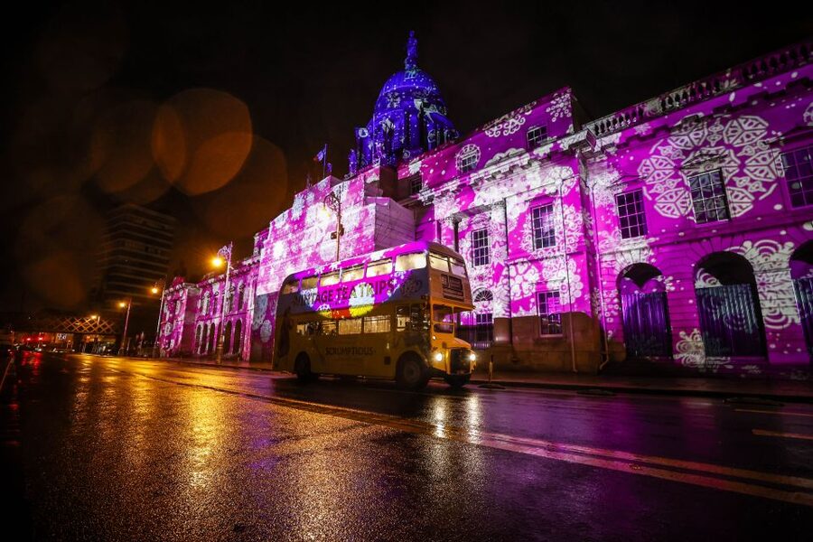 Dublin: Christmas Lights Festive Bus Tour with Afternoon Tea - City Hall and Trinity College under Christmas lights