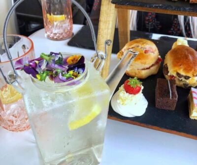 Edinburgh: Vintage Bus Tour with Afternoon Tea or Gin