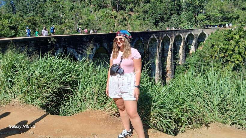 Ella: 9 Arches Bridge, Little Adam's Peak, Tea Factory - Waiting for the train at Nine Arches Bridge