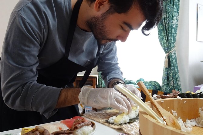 Experience all of Japanese culture and Japanese food experience classes "origami, udon, Japanese food, green tea, calligraphy" in 4 hours - Preparing sushi, gyoza, and tempura