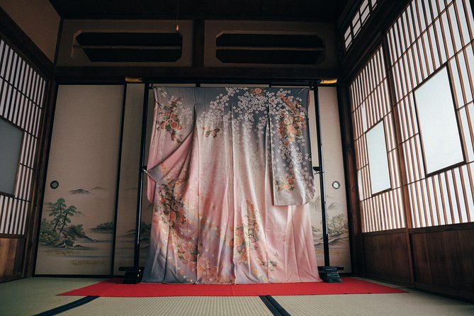 Experience Japanese calligraphy & tea ceremony at a traditional house in Nagoya - What the small group changes
