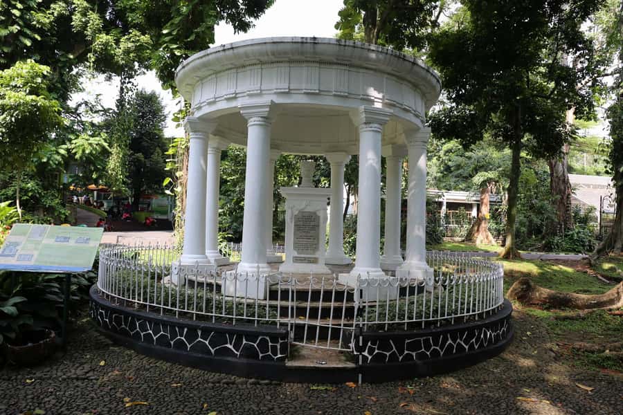 From Bandung: Tea Plantation and Botanical Garden Tour - Exploring Bogor Botanical Garden