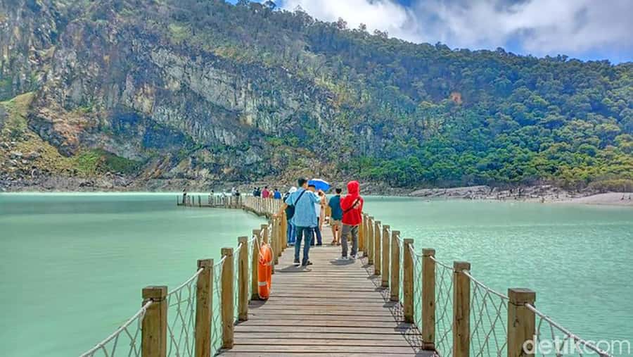 From Jakarta : White Crater , Pinisi Lake , Tea Plantation - The real cost of leaving Jakarta for Ciwidey