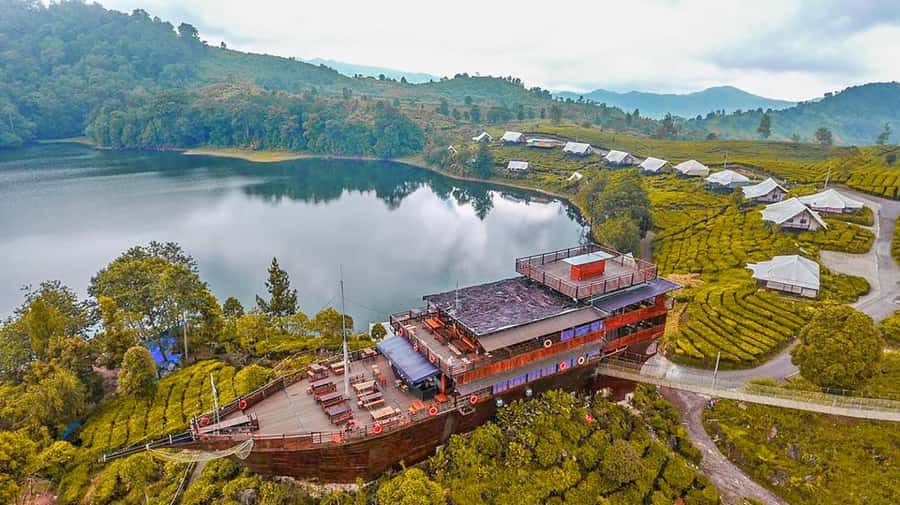 From Jakarta : White Crater , Pinisi Lake , Tea Plantation - Tea country with limited time