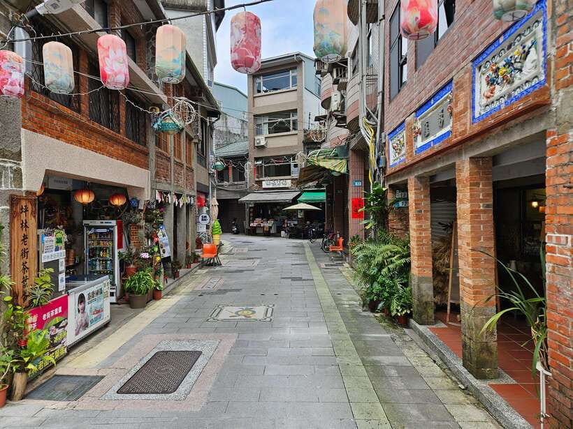 From Taipei: Pinglin Tea Culture and Maokong Guided Day Tour - Maokong Gondola and the first mountain views