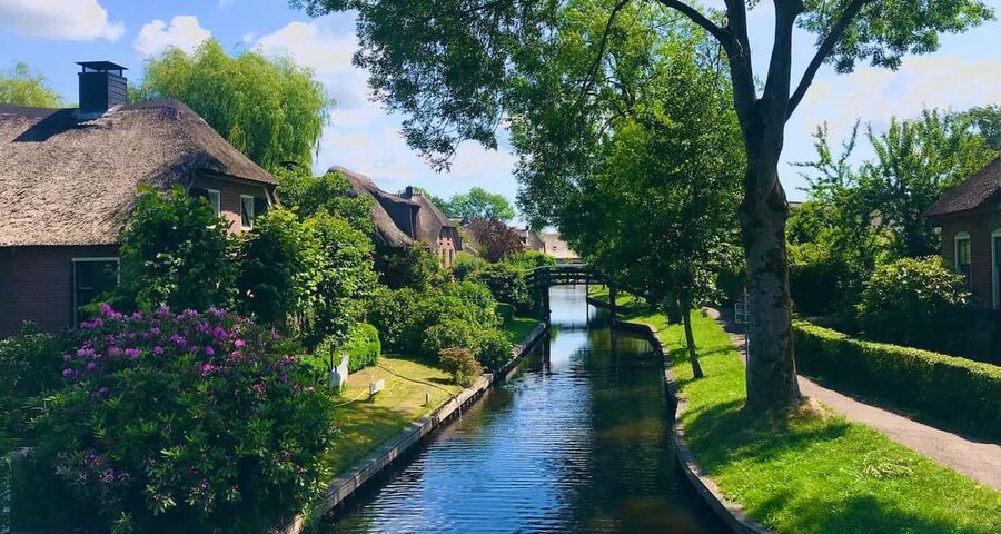 Giethoorn : 1 Hour Canal Cruise in Village With Coffee/Tea - Coffee, Cake, Snacks, or a Picnic