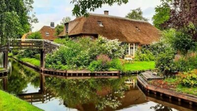 Giethoorn : 1 Hour Canal Cruise in Village With Coffee/Tea