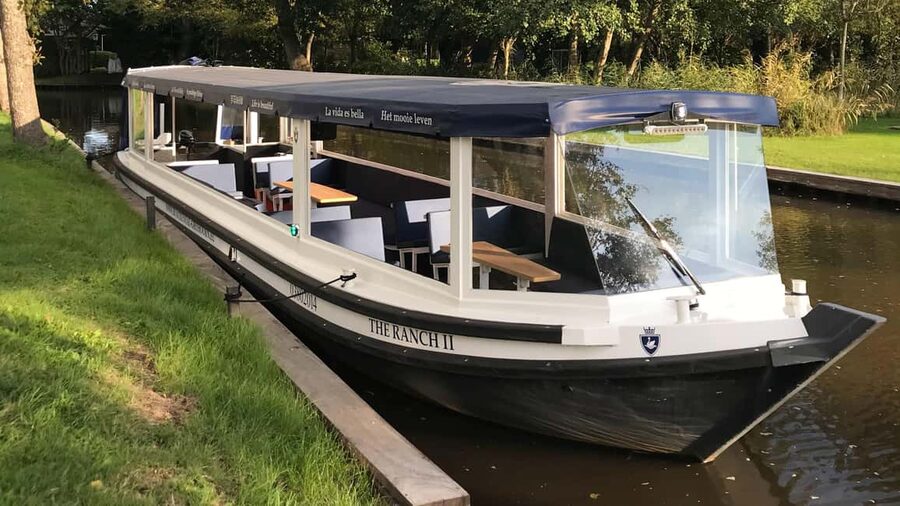 Giethoorn : 1 Hour Canal Cruise in Village With Coffee/Tea - Access, Comfort, and Who Will Enjoy It Most