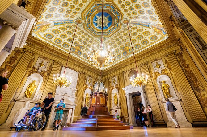 Guided Kensington Palace Tour, Royal Guard Change & Afternoon Tea - Exploring Kensington Palace with an audio guide
