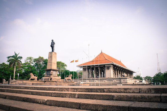 Highlights Colombo Day Tour With Afternoon HIGH TEA In Galle Face Hotel - Colombo Fort, the lighthouse, and the old government quarter