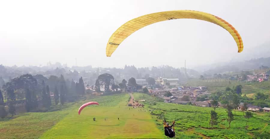 Jakarta: Paragliding on Top Mountain & Tea Plantation - From Jakarta to Bogor, the day starts on the road