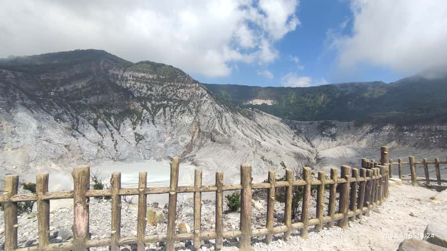 Jakarta :Volcano, HotSpring, Tea Factory, RiceField, &Coffee - Walking into Tangkuban Perahu’s volcanic air