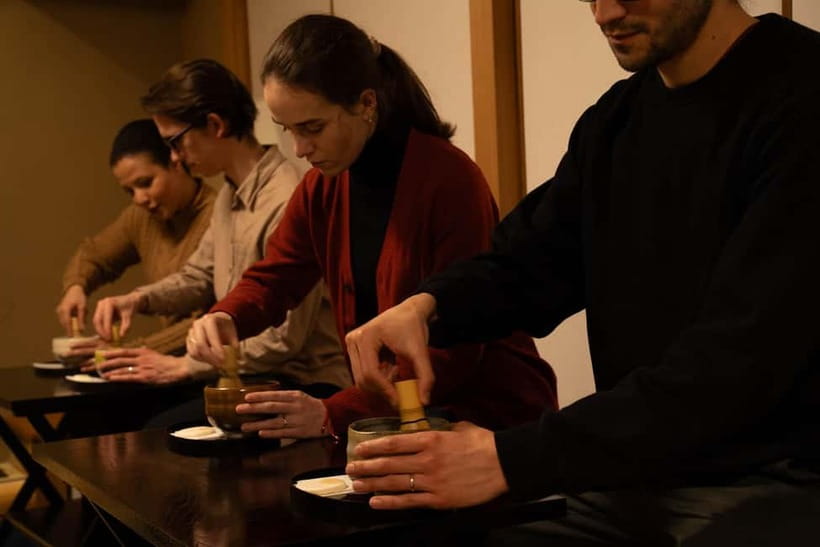 Kanazawa: Kenrokuen Tea Ceremony Experience - Watching the master prepare matcha