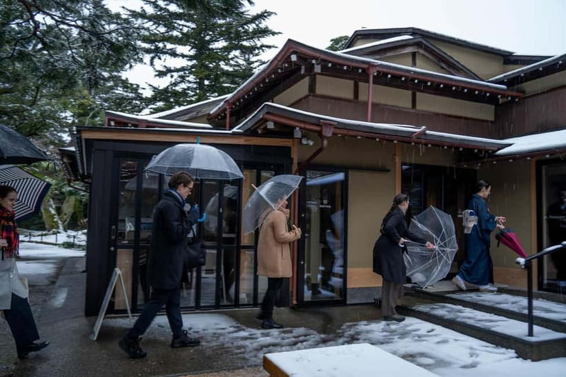 Kanazawa: Kenrokuen Tea Ceremony Experience - Small details that make the hour memorable