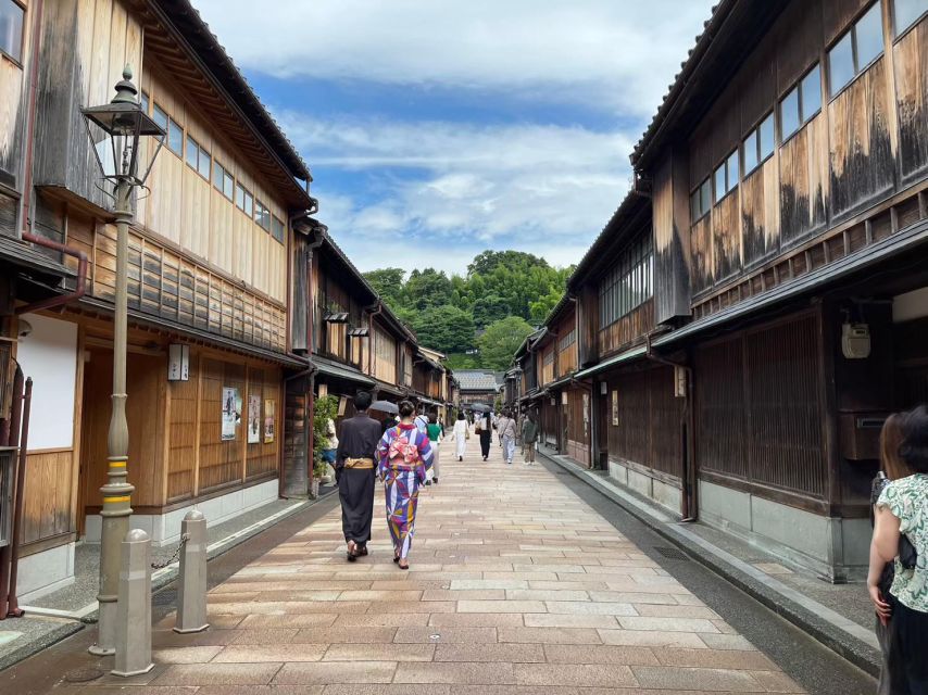 Kanazawa: Samurai, Matcha, Gardens and Geisha Full-Day Tour - Kenroku-en rewards slow looking