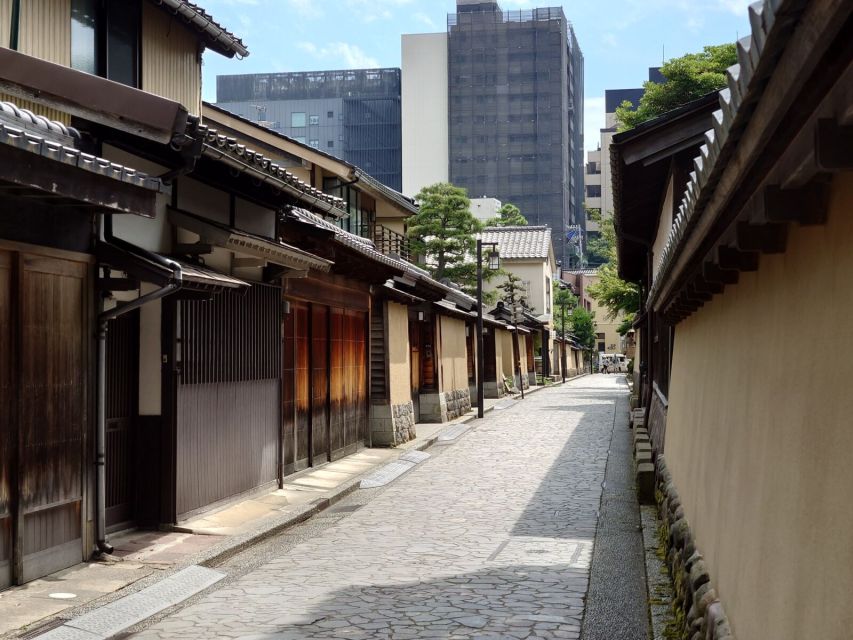 Kanazawa: Samurai, Matcha, Gardens and Geisha Full-Day Tour - Higashi-chaya brings the tea districts to life