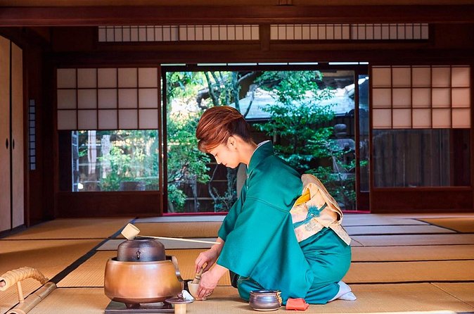 Kimono Tea Ceremony at Kyoto Maikoya, Karasuma Shijo - Photos, posture, and practical comfort