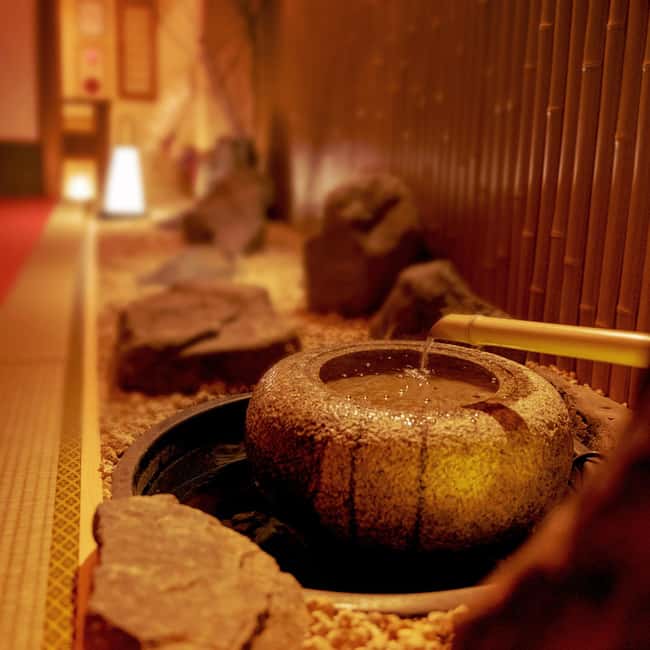 Kyoto: Wazuma Magic Show & Tea Ceremony - Wazuma in a six-seat Gion tea room