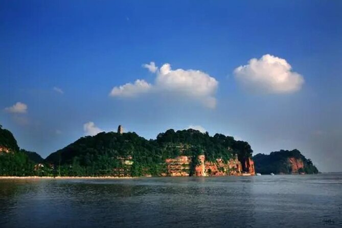 Leshan Buddha + Panda Base or Old Tea House Private Day Tour - What the private guide adds