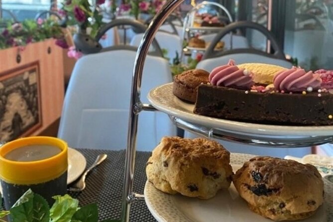 London Afternoon Tea Bus with Panoramic Tour - The London Eye and the Thames