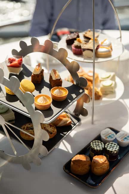 London: Afternoon Tea on the London Eye - Shared seating changes the mood