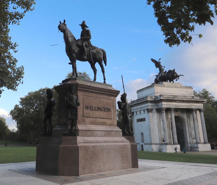 London: Buckingham Palace Walk & Tea at Kensington Palace - A royal London route that makes sense