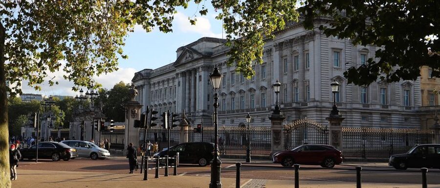 London: Buckingham Palace Walk & Tea at Kensington Palace - The red bus connection to Kensington