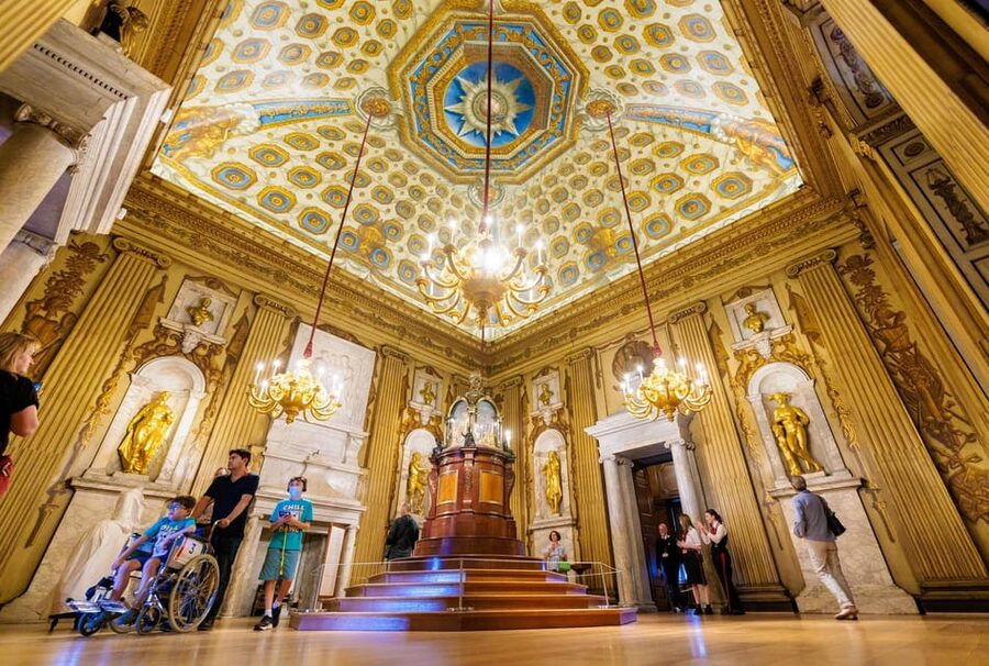 London: Kensington Palace Tour, Guard Change & Afternoon Tea - The Mall connects palaces, parks, and royal addresses