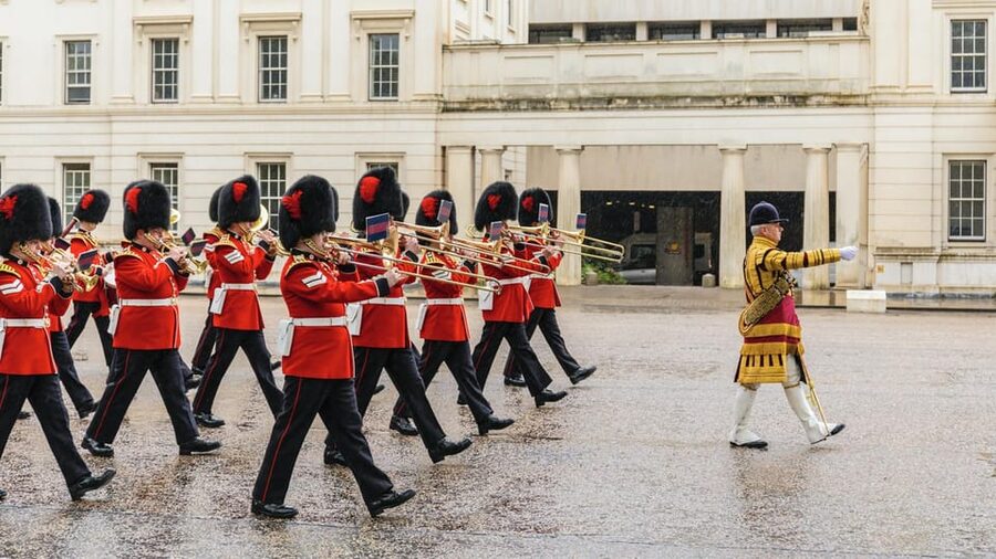 London: Kensington Palace Tour, Guard Change & Afternoon Tea - Who will enjoy this outing most