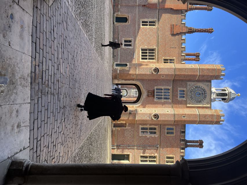 London: Royal Hampton Court Guided Tour with Afternoon Tea - From Henry VIII’s palace to Wren’s Fountain Court