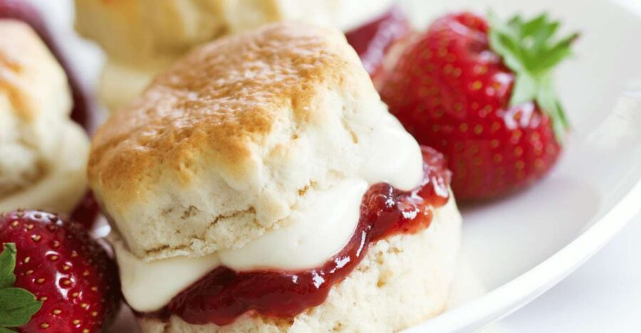 London: Royal Hampton Court Guided Tour with Afternoon Tea - Meeting your guide at Hampton Court Station