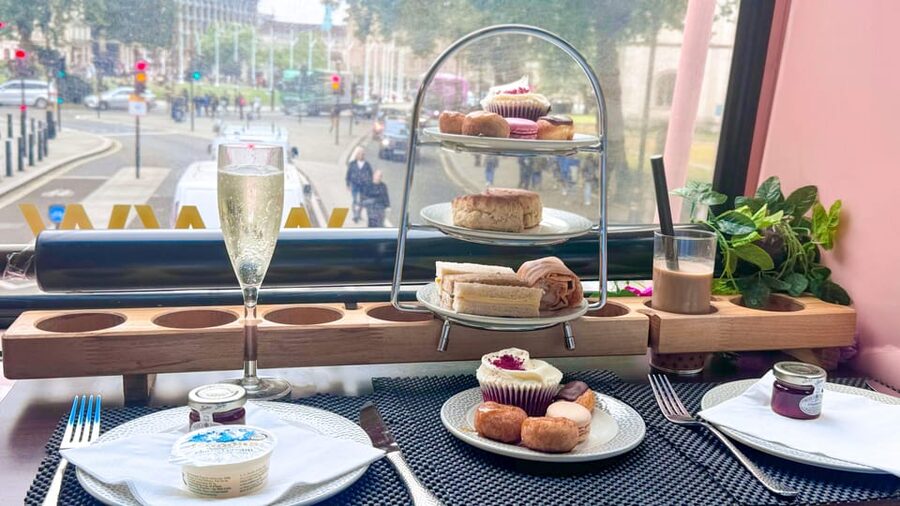 London: Taylor Swift-Inspired Afternoon Tea Bus Tour - Finding the pink-striped bus at Golden Tours Stop 1