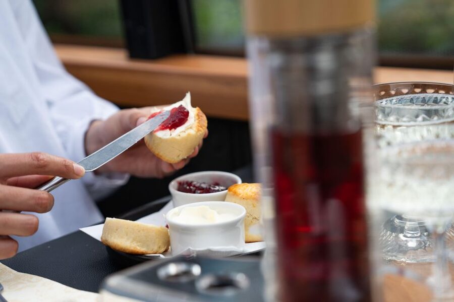 London: Traditional Afternoon Tea Tour in a Luxury Coach - What the food and drinks include