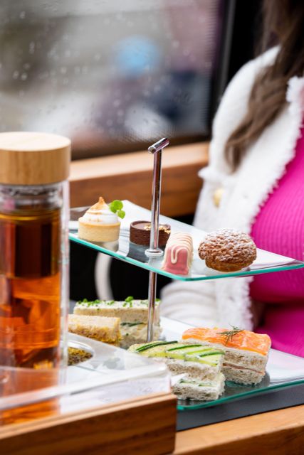 London: Traditional Afternoon Tea Tour in a Luxury Coach - Audio commentary in English and French
