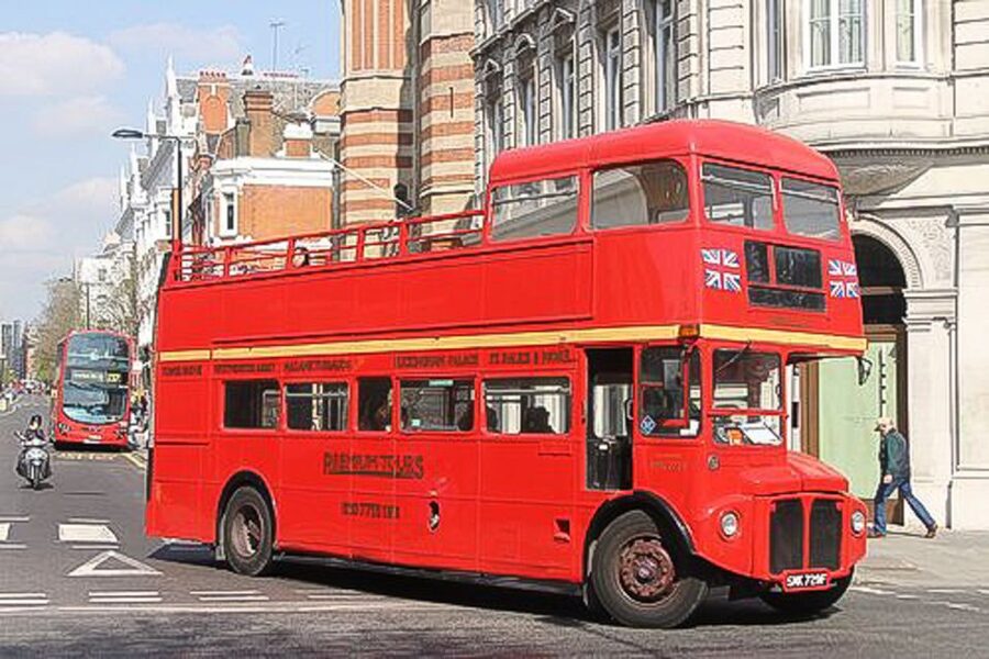 London Vintage Bus Tour and Cream Tea at Harrods - What the guides add to the experience