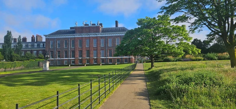 London: VIP Kensington Palace Gardens Tour & Royal High Tea - The Princess Diana statue and the modern royal story