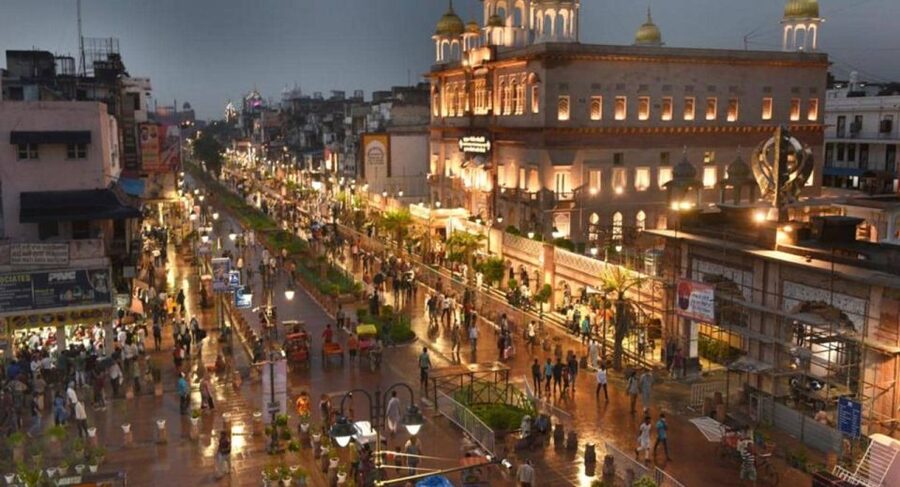 Old Delhi: Chandni Chowk Tour with Tuk Tuk Tea and snacks - Jama Masjid and the First View of Old Delhi