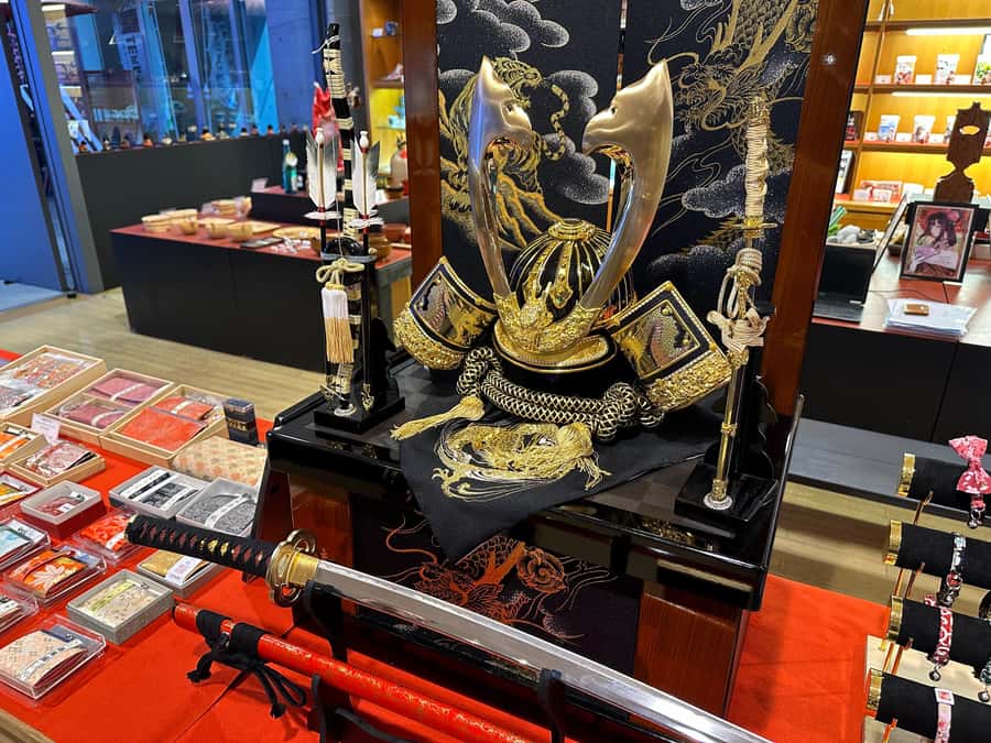 Osaka: Maki-e lacquer Painting and Matcha Experience - Who should book this Osaka activity?