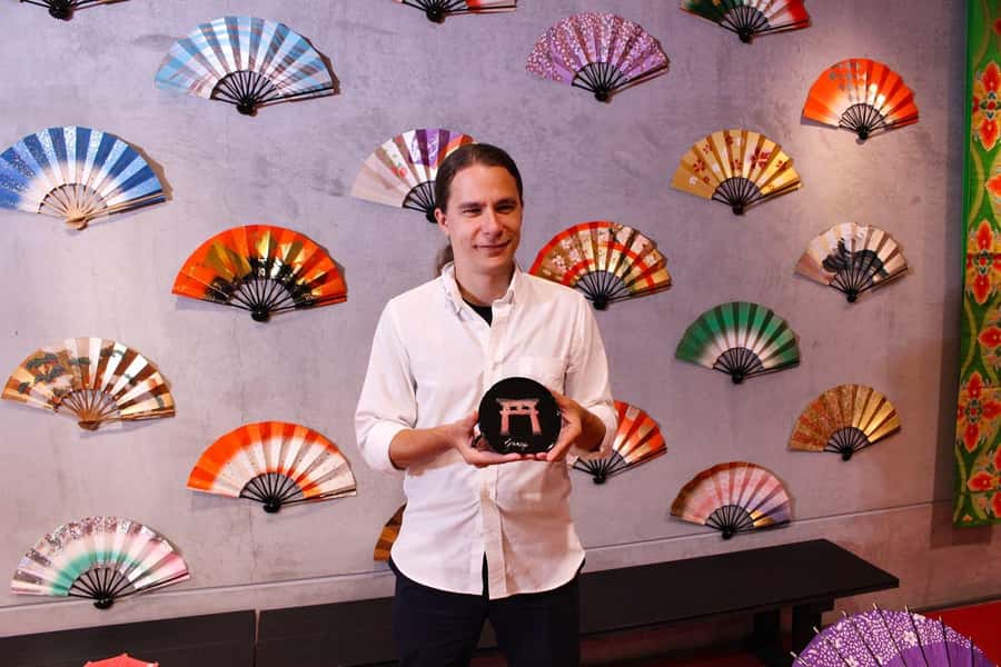 Osaka: Maki-e lacquer Painting and Matcha Experience - Painting gold powder in the maki-e style